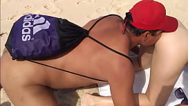 Flagras praia de nudismo com esposa da bunda grande