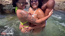 Thata prada nua na praia comendo a buceta da sua amiga