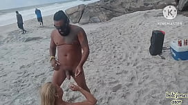 Videos praia de nudismo HD com loira peituda fudendo